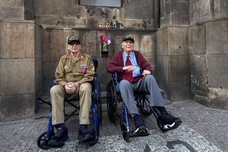 Oběma je 101 let. Američtí veteráni z druhé světové války vzdali v Praze hold padlým parašutistům - Novinky